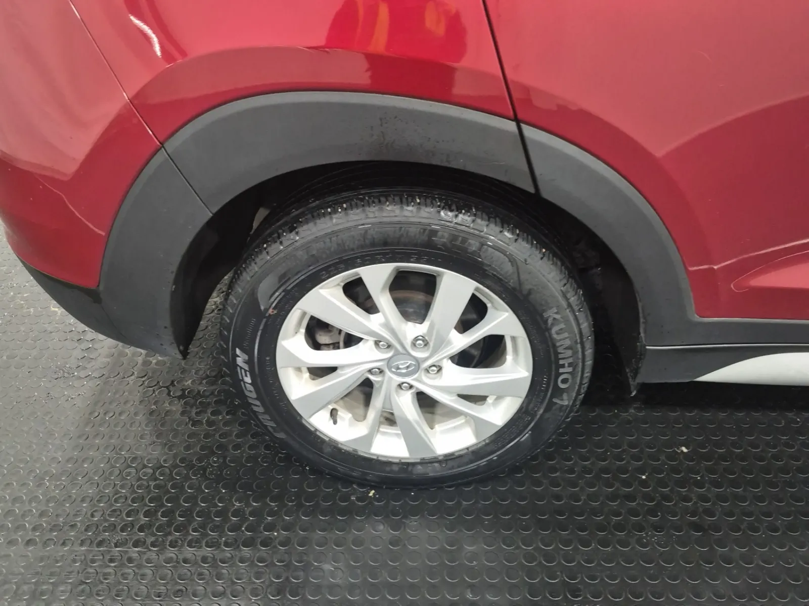Right Rear Wheel/Tire Photo