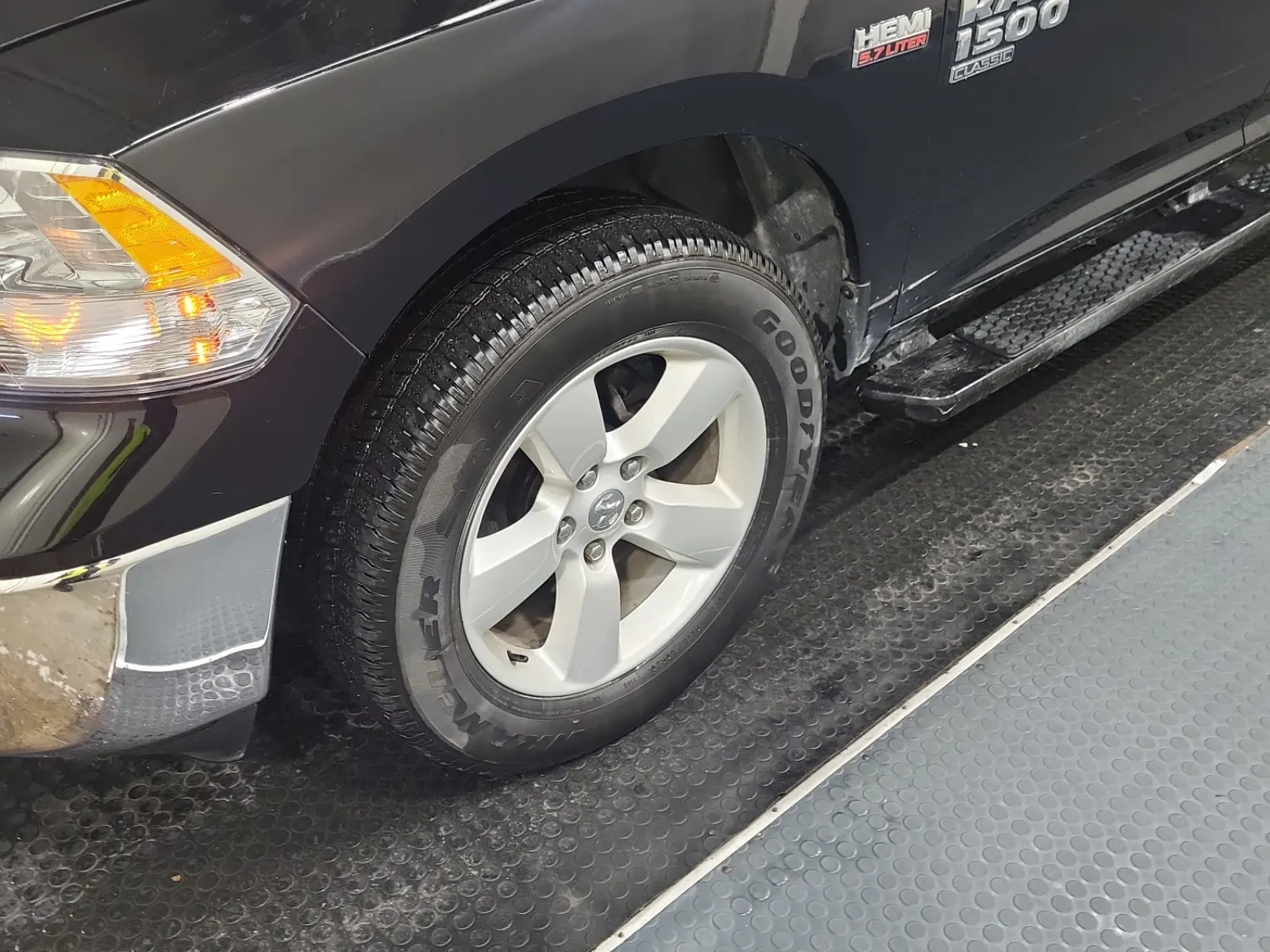 Front driver wheel/tire photo