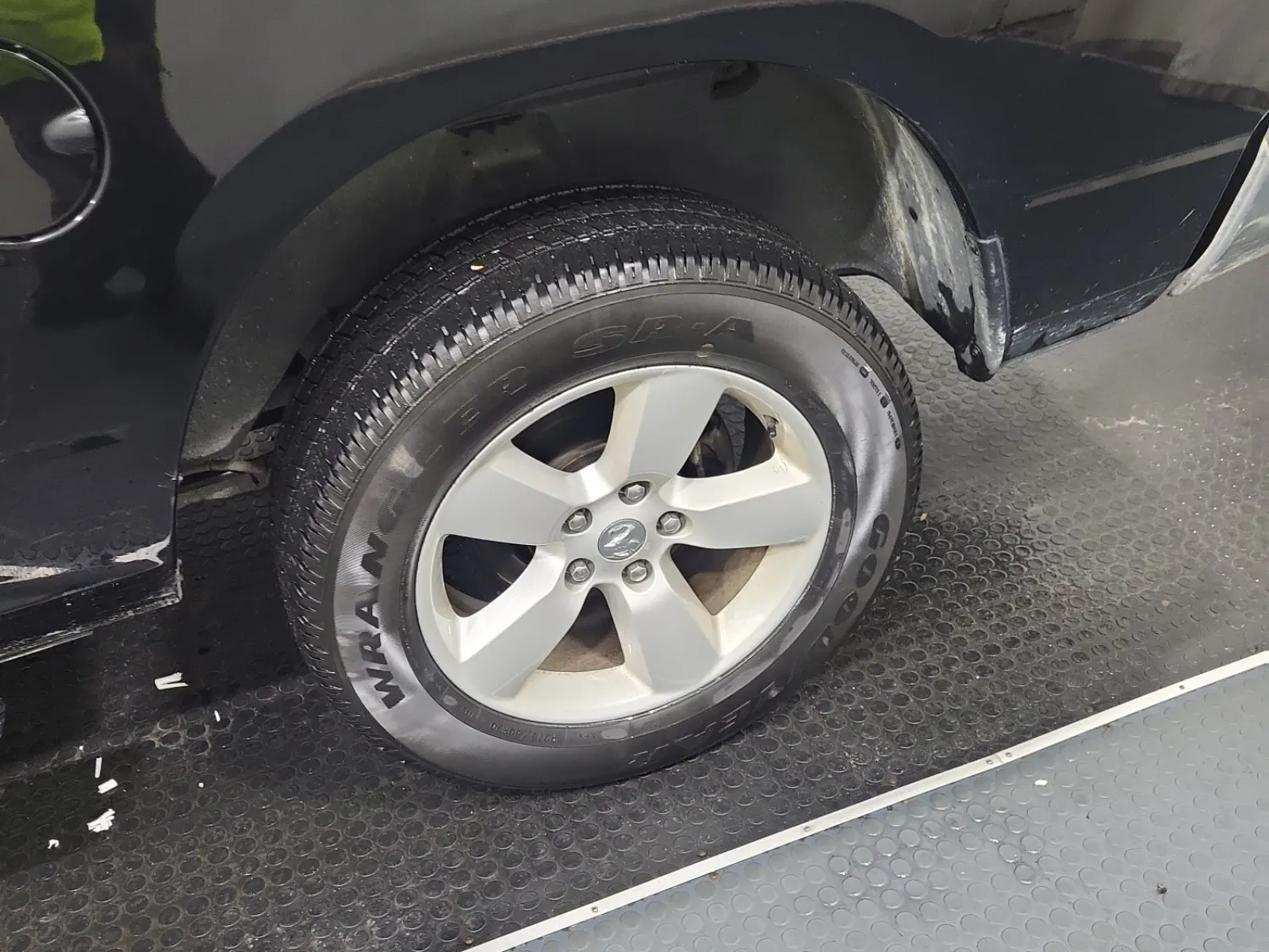 Left Rear Wheel/Tire Photo