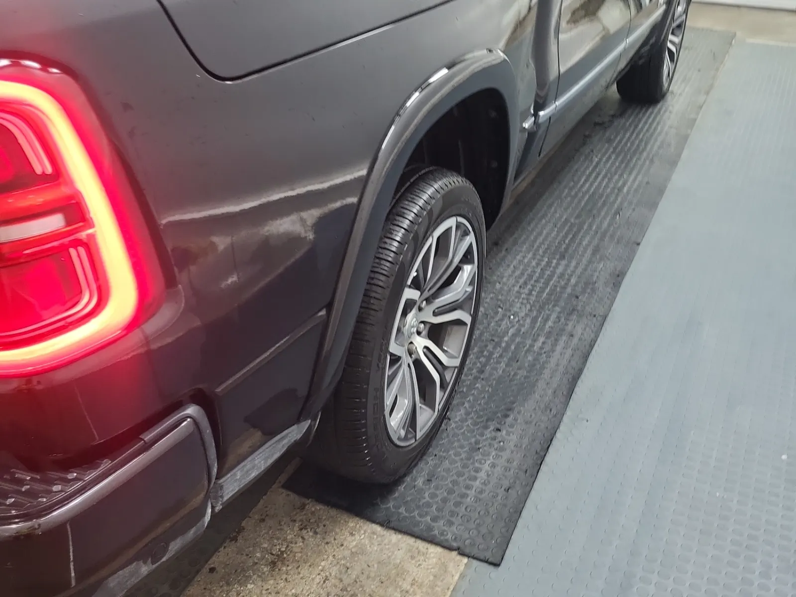 Right Rear Wheel/Tire Photo