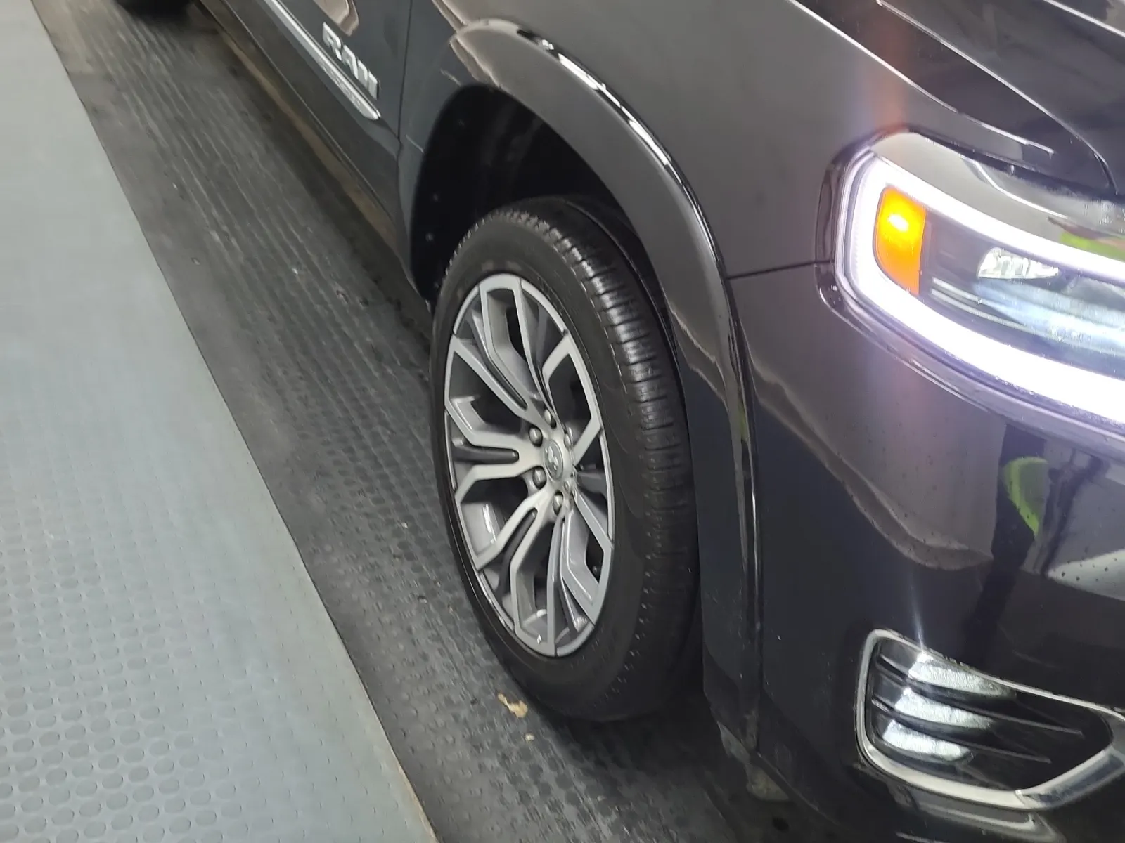 Right Front Wheel/Tire Photo