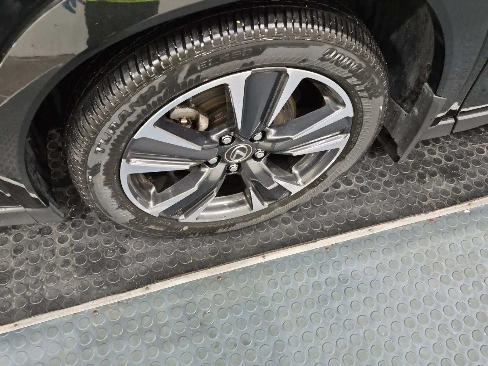 Front driver wheel/tire photo