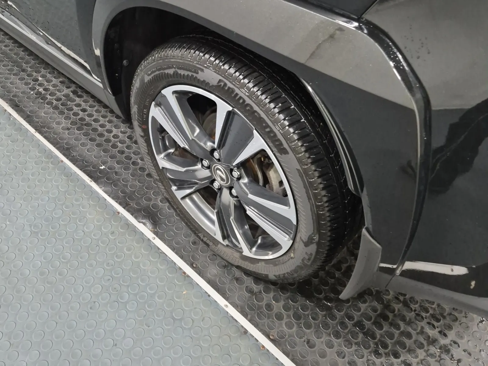 Left Rear Wheel/Tire Photo