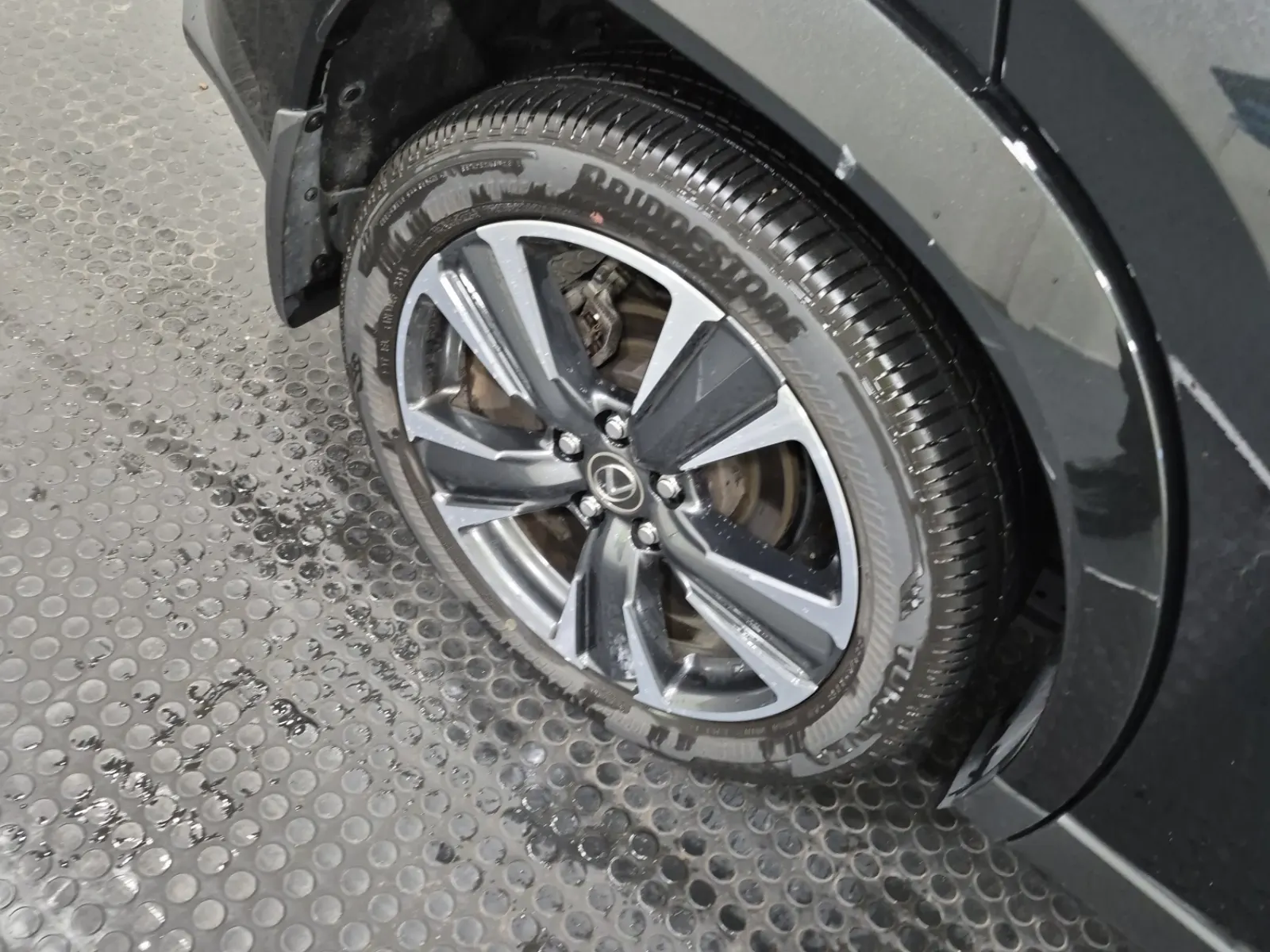 Right Rear Wheel/Tire Photo