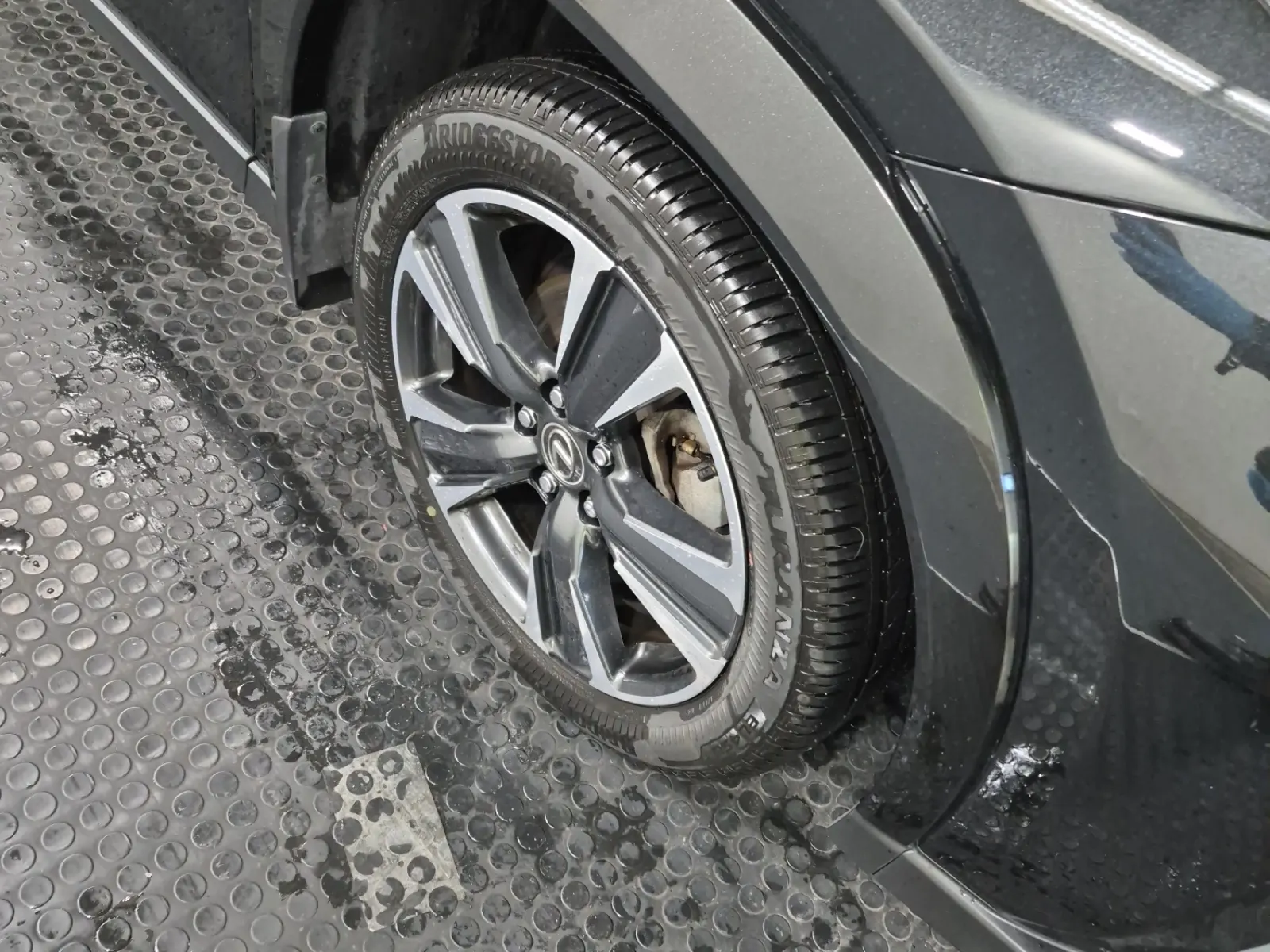 Right Front Wheel/Tire Photo