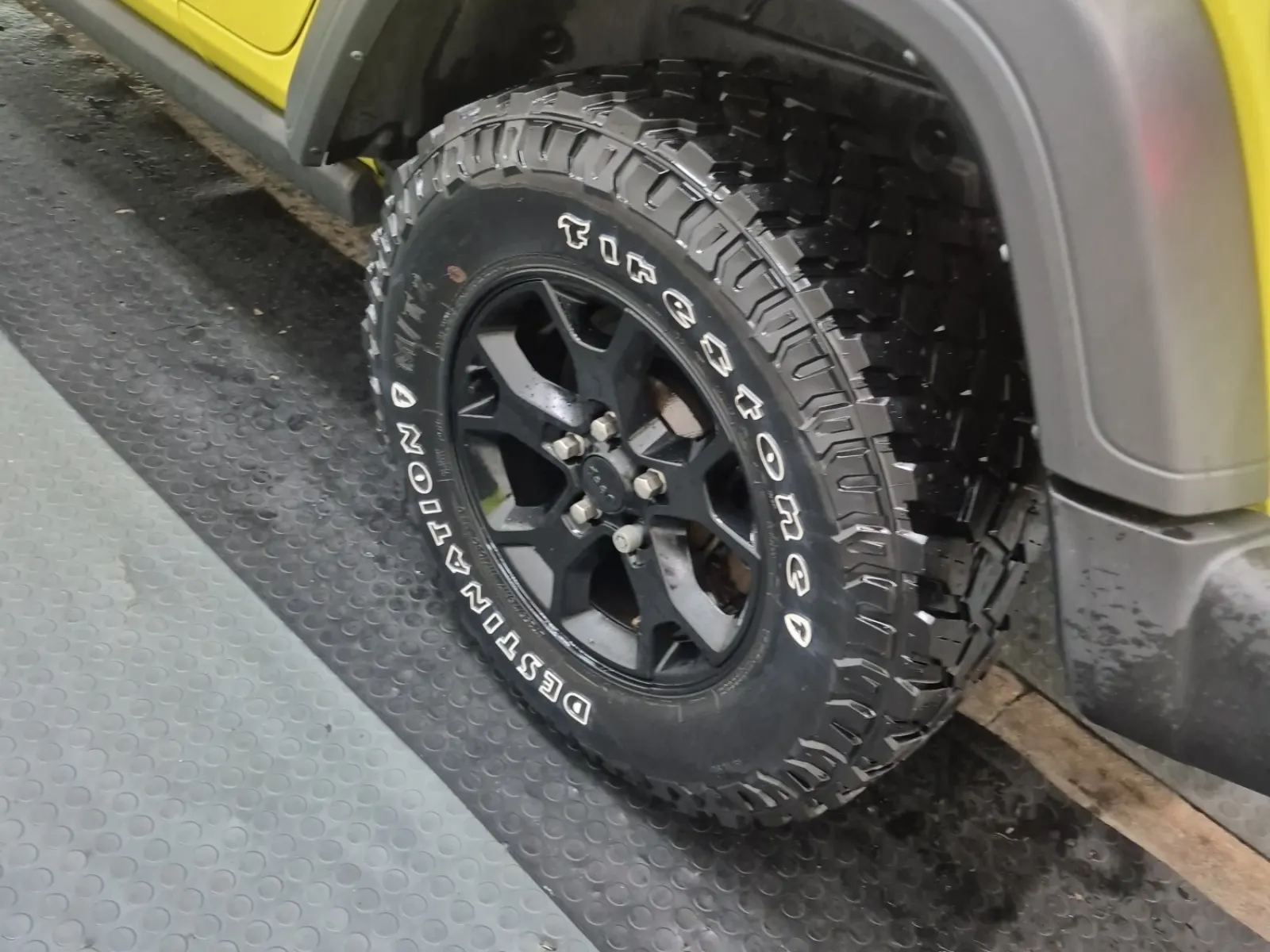 Left Rear Wheel/Tire Photo