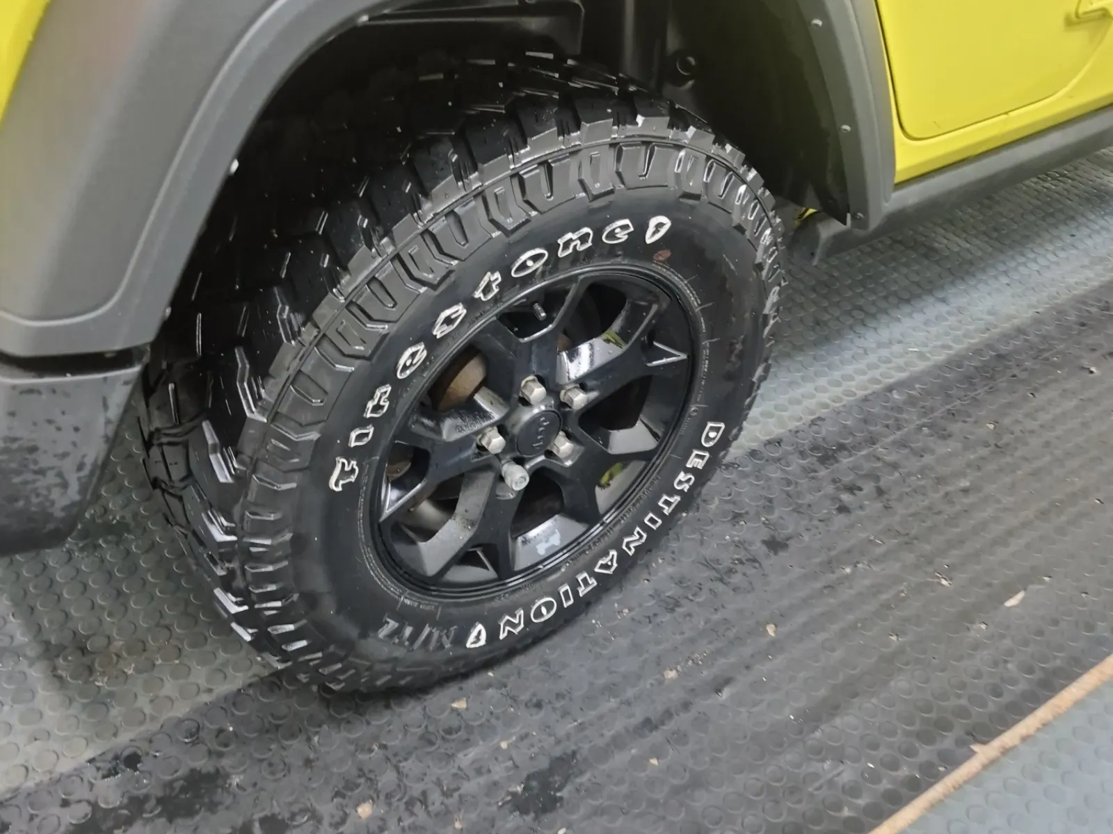 Right Rear Wheel/Tire Photo