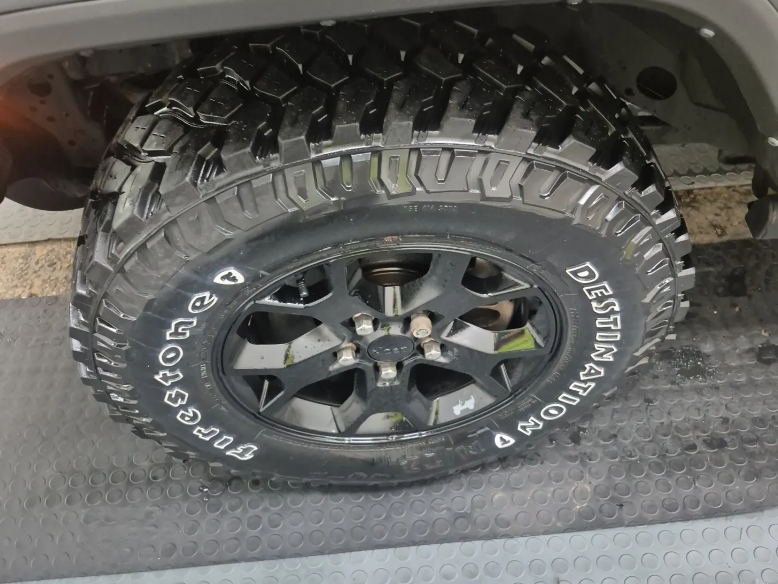 Front driver wheel/tire photo
