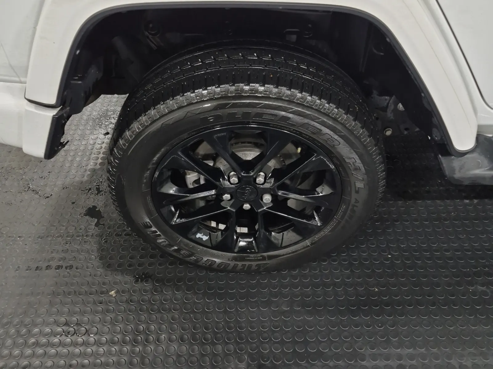 Right Rear Wheel/Tire Photo