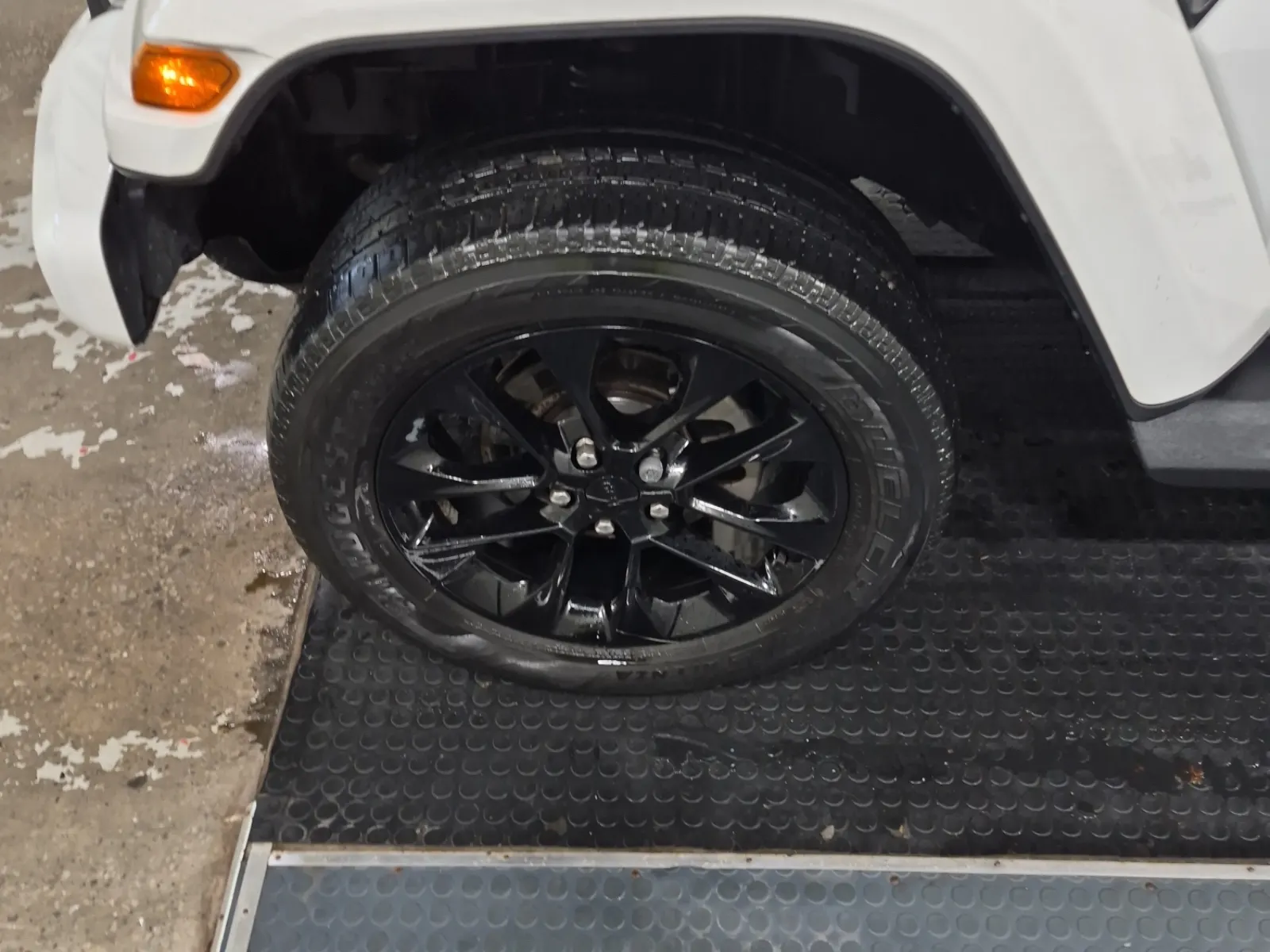 Front driver wheel/tire photo