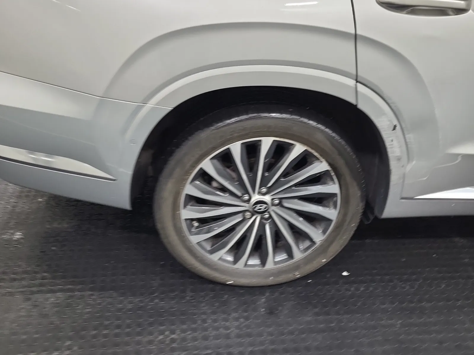 Right Rear Wheel/Tire Photo