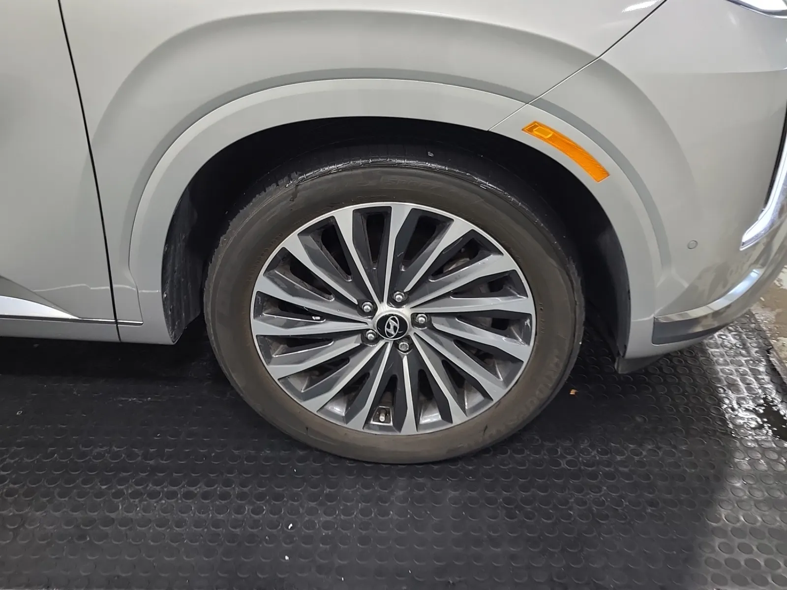 Right Front Wheel/Tire Photo
