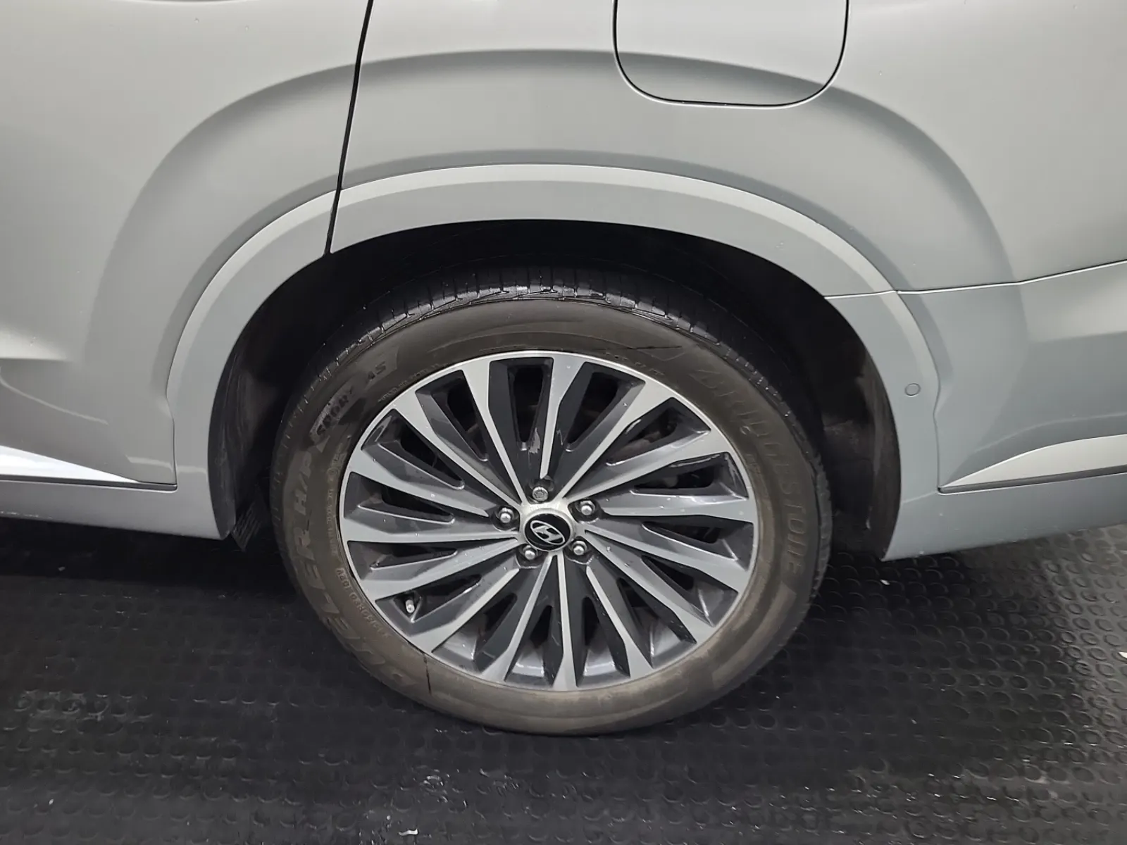 Left Rear Wheel/Tire Photo