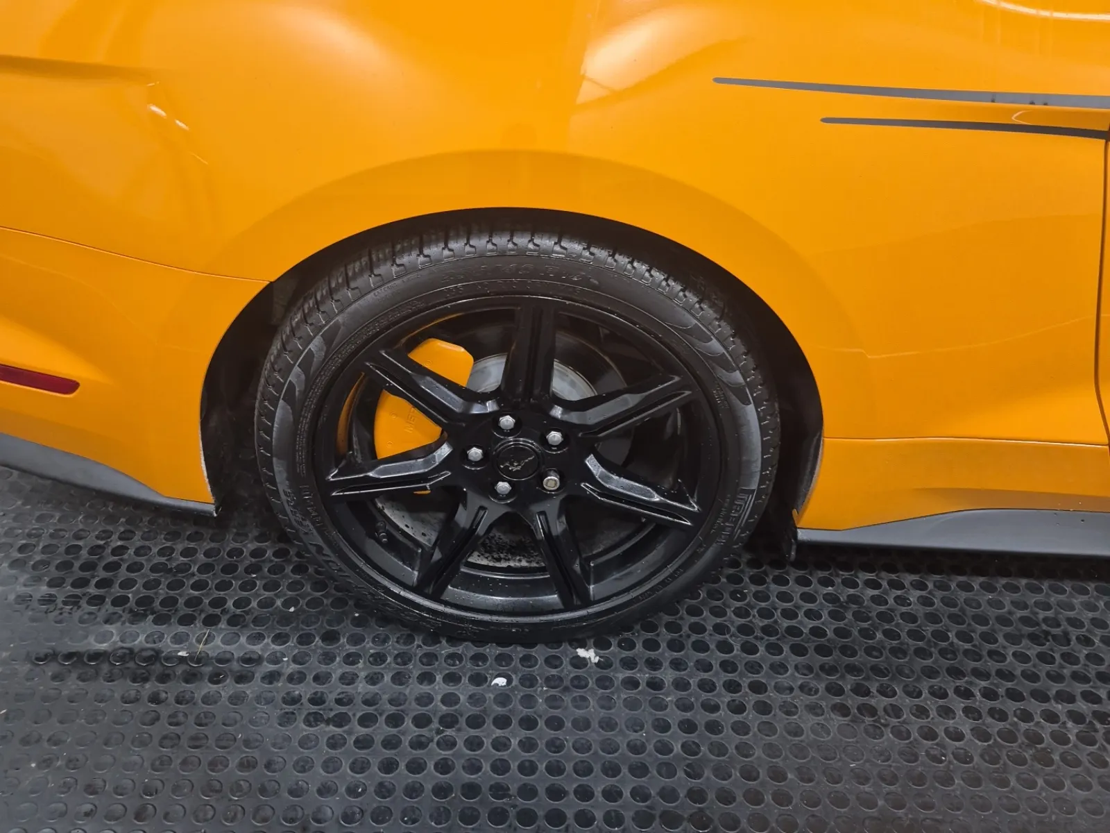 Right Rear Wheel/Tire Photo