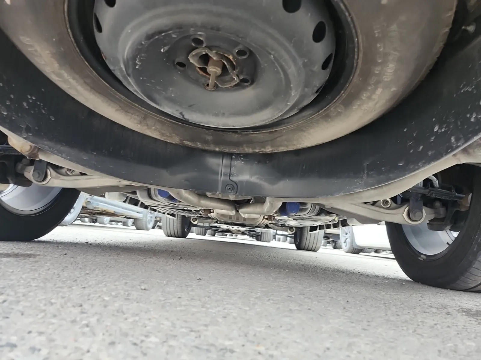 Undercarriage - Rear Photo