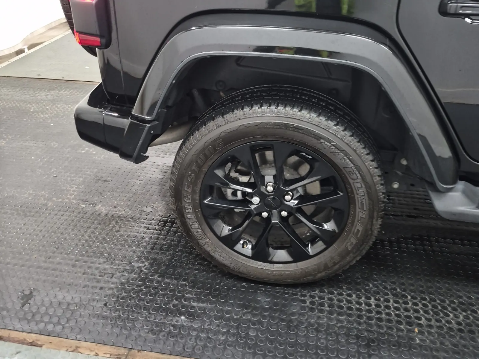 Right Rear Wheel/Tire Photo