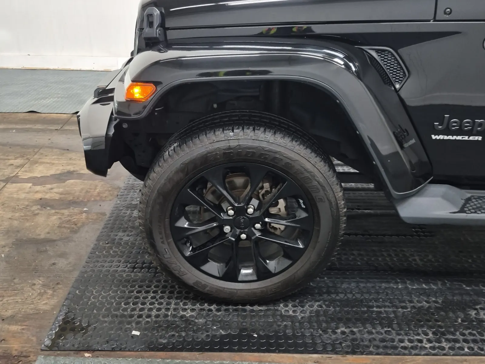 Front driver wheel/tire photo