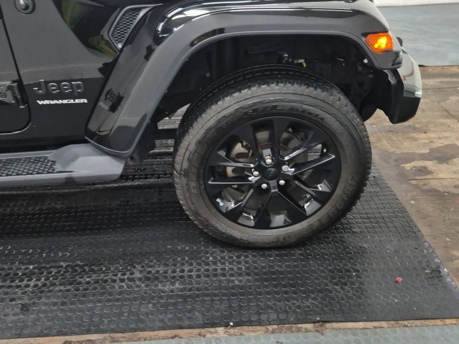 Right Front Wheel/Tire Photo
