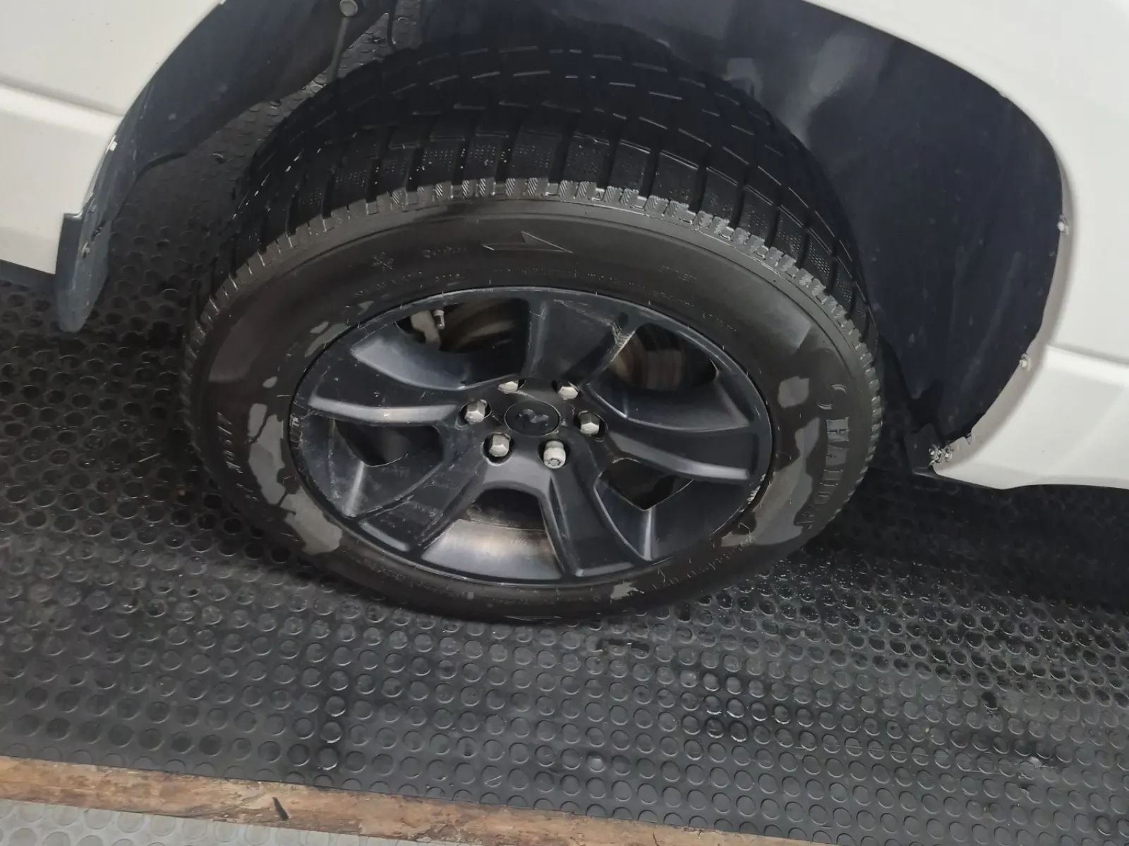Right Rear Wheel/Tire Photo