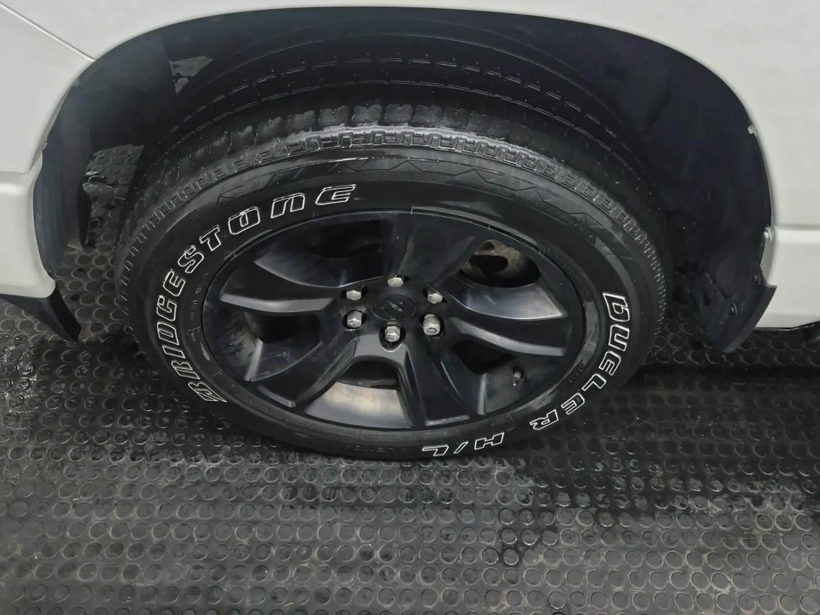 Front driver wheel/tire photo