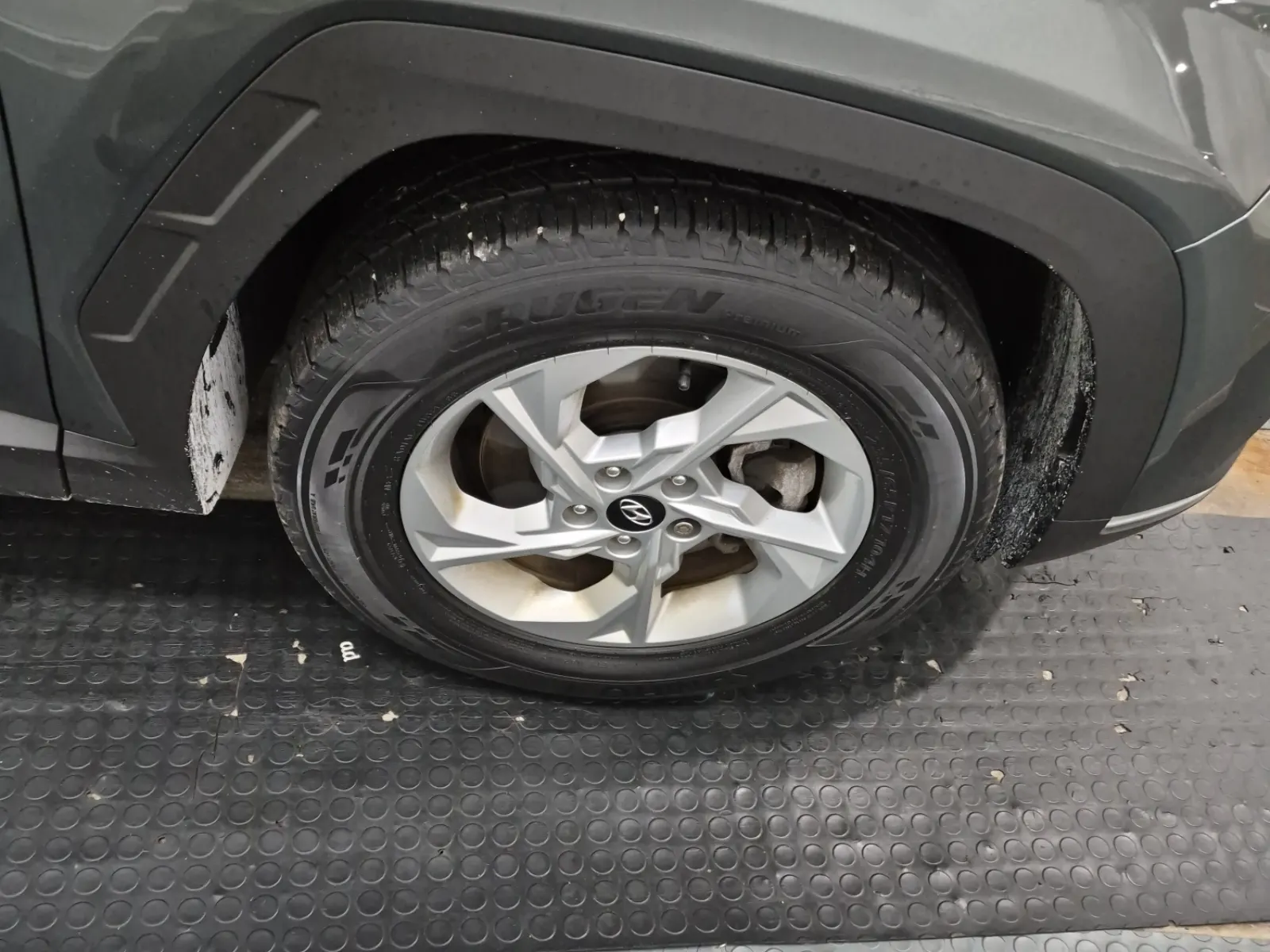 Right Front Wheel/Tire Photo