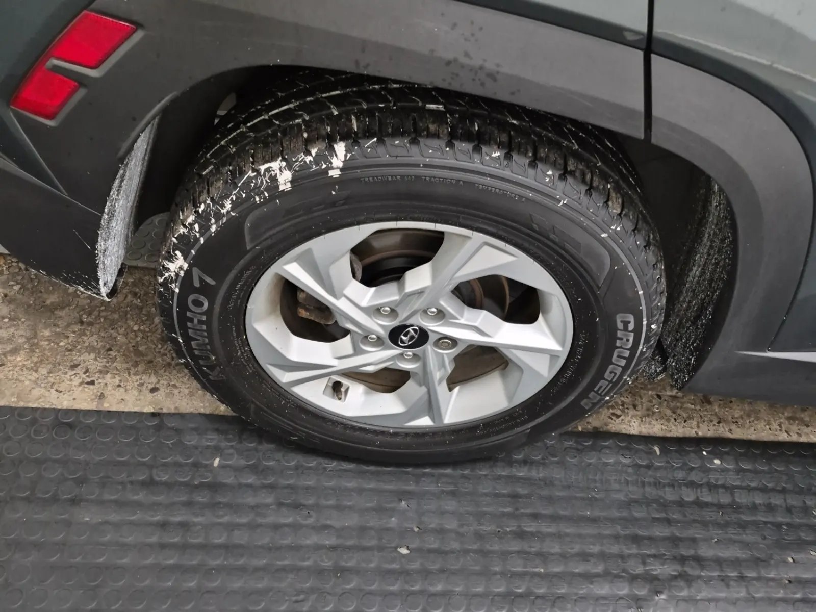 Right Rear Wheel/Tire Photo