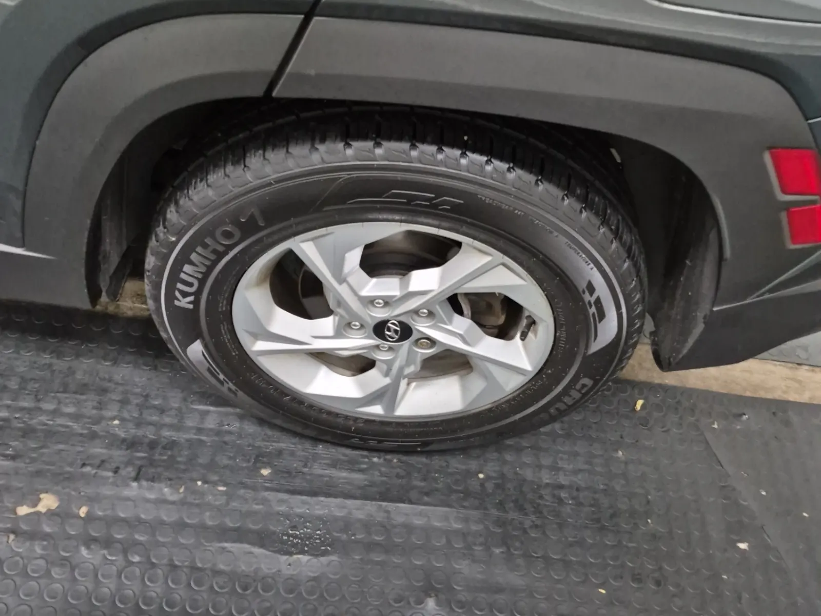 Left Rear Wheel/Tire Photo