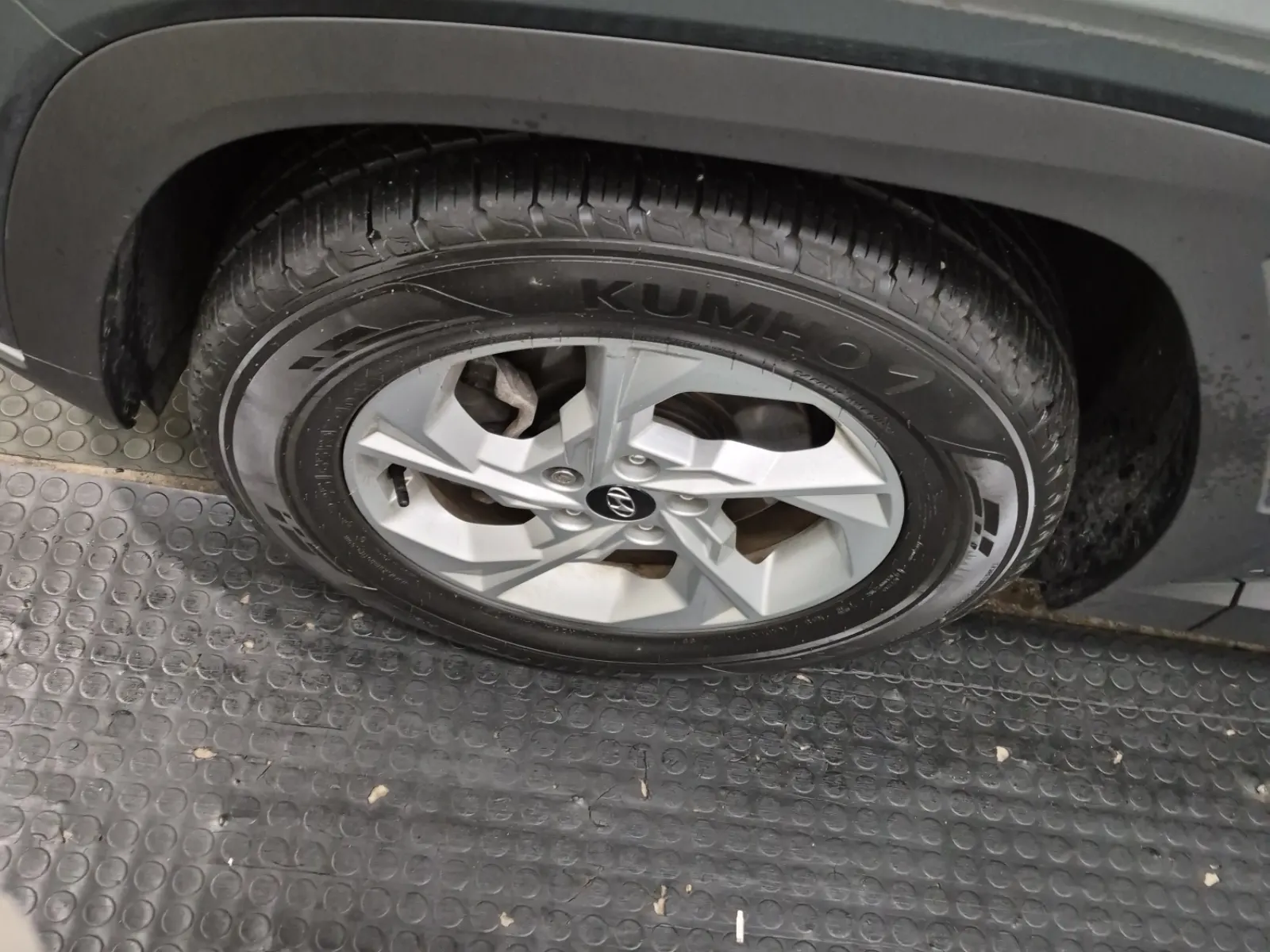 Front driver wheel/tire photo