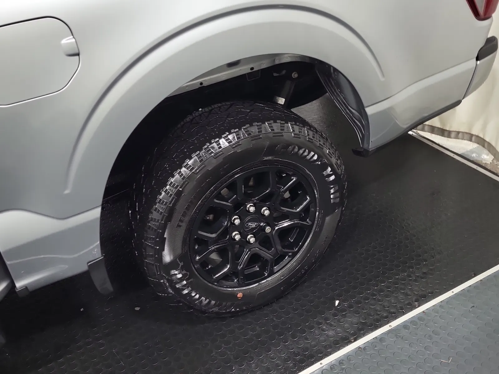 Left Rear Wheel/Tire Photo