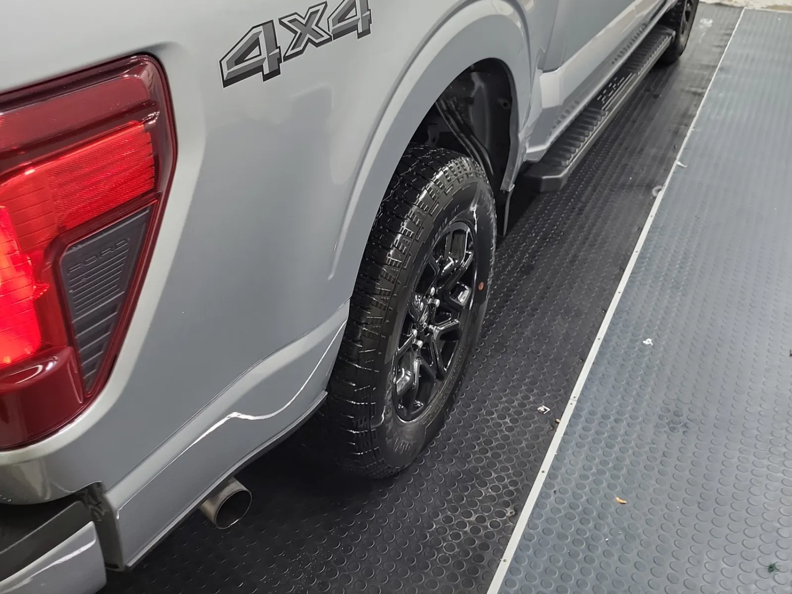 Right Rear Wheel/Tire Photo