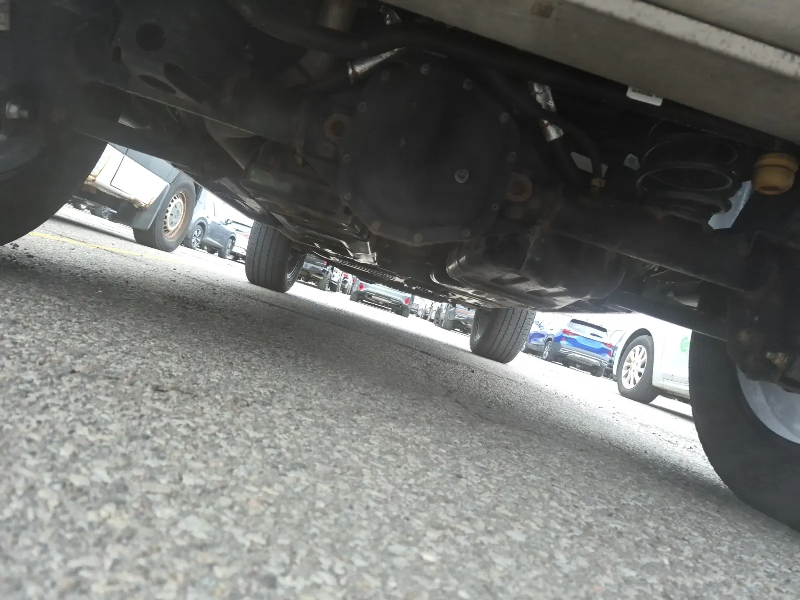 Undercarriage - Rear Photo