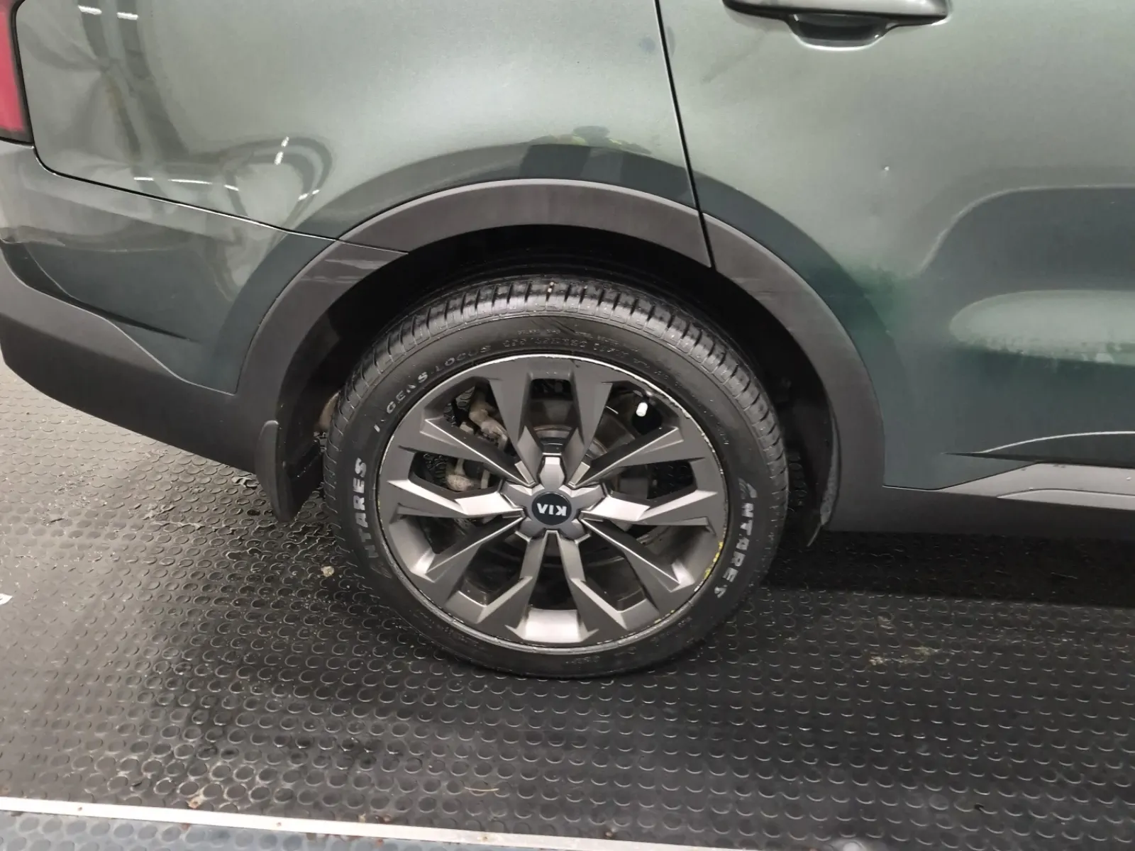 Right Rear Wheel/Tire Photo