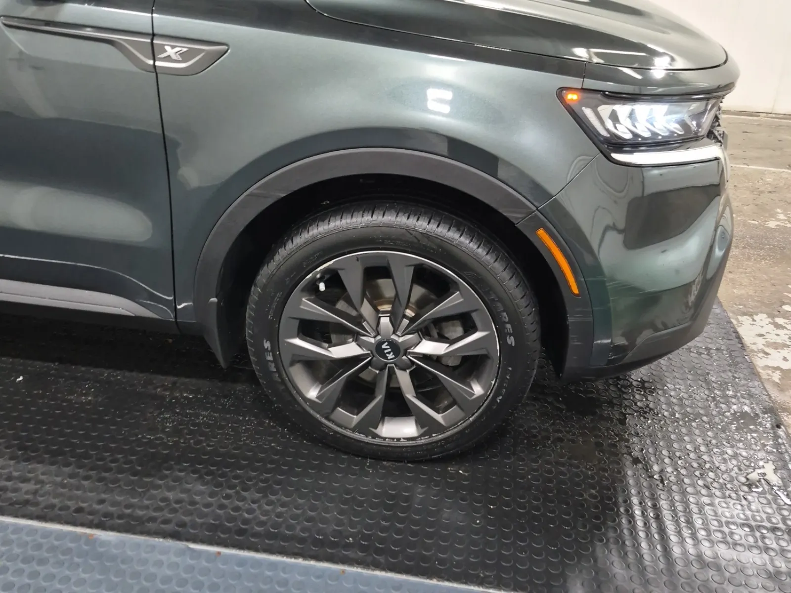 Right Front Wheel/Tire Photo