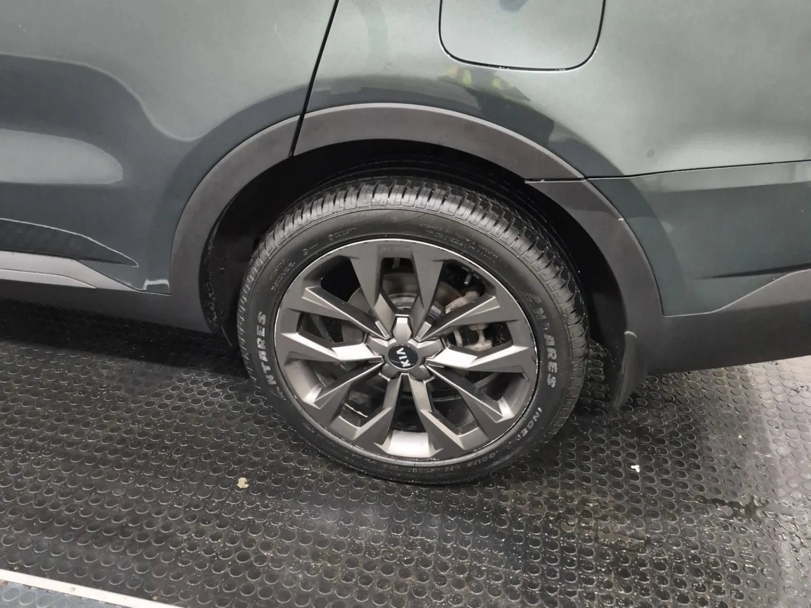 Left Rear Wheel/Tire Photo