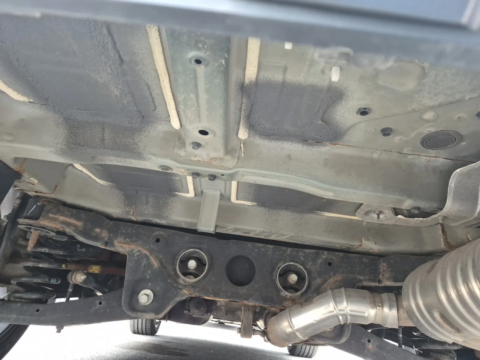 Undercarriage - Rear Photo