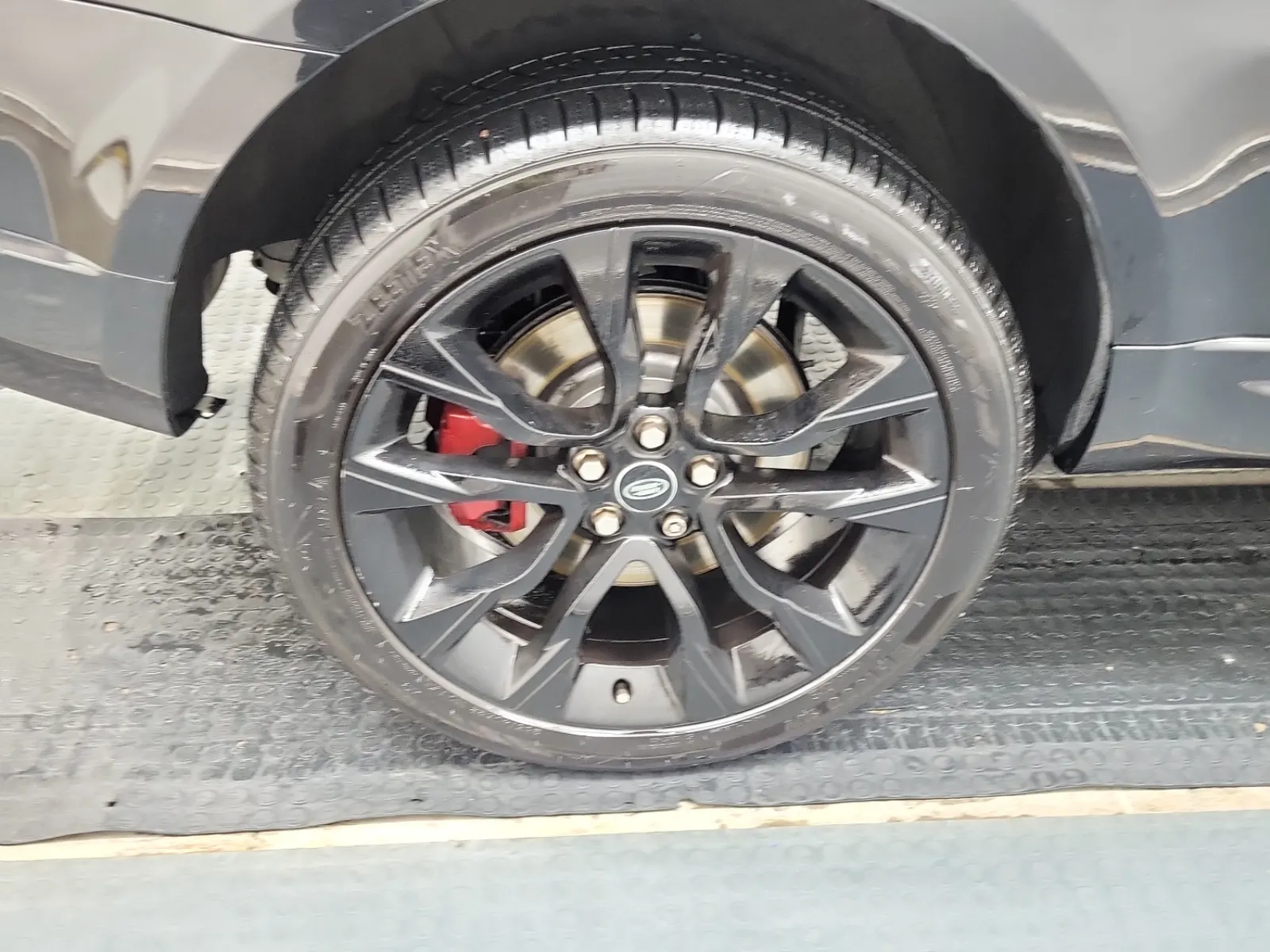 Right Rear Wheel/Tire Photo