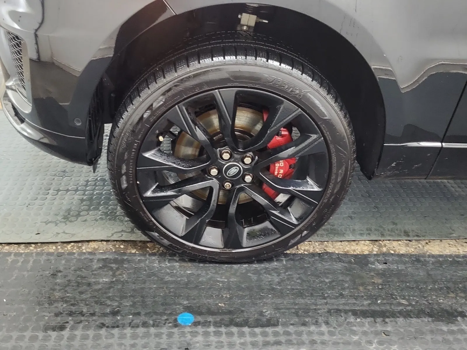 Front driver wheel/tire photo