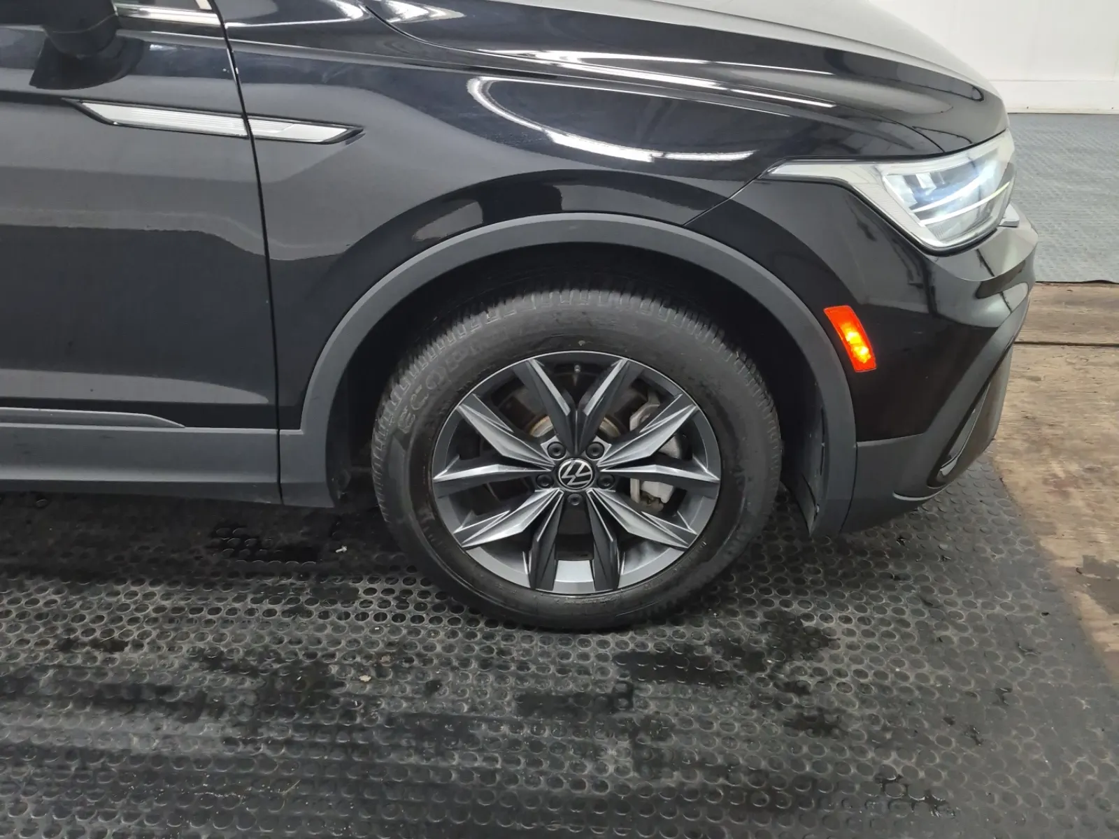 Right Front Wheel/Tire Photo