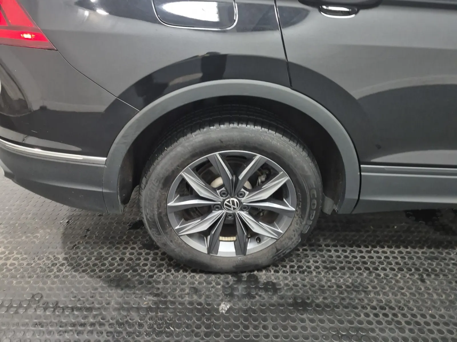 Right Rear Wheel/Tire Photo