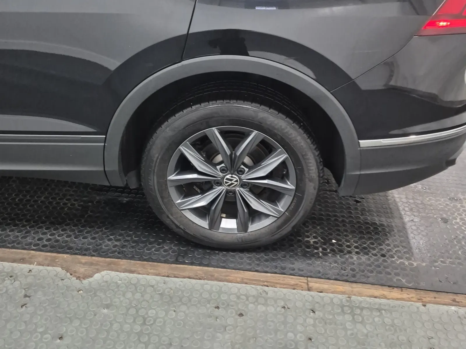 Left Rear Wheel/Tire Photo