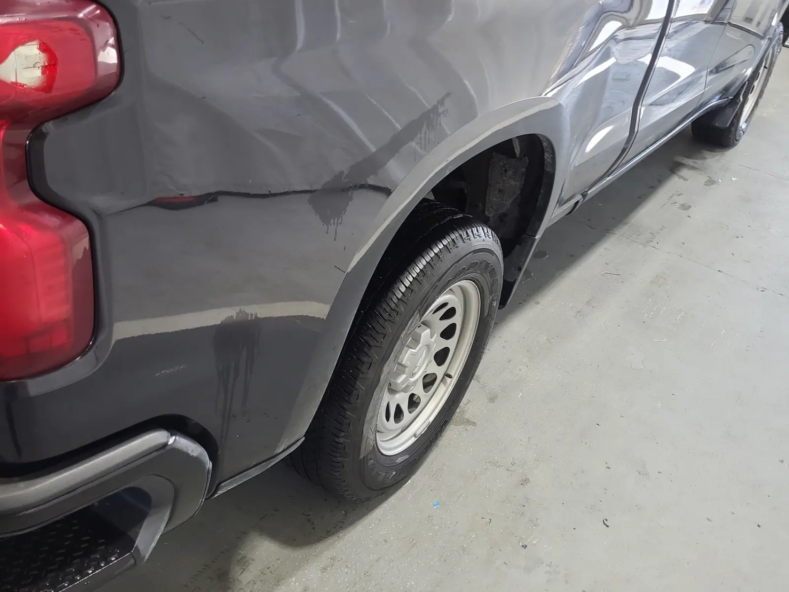 Right Rear Wheel/Tire Photo