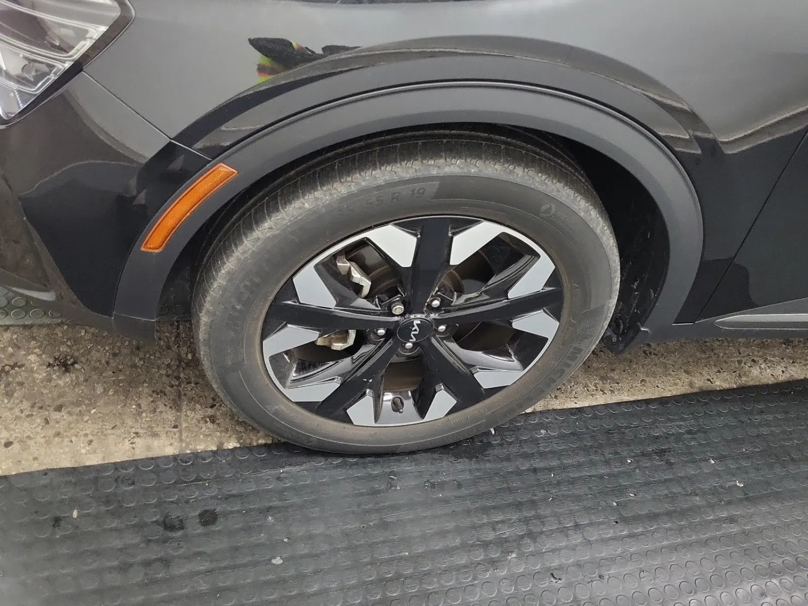 Front driver wheel/tire photo