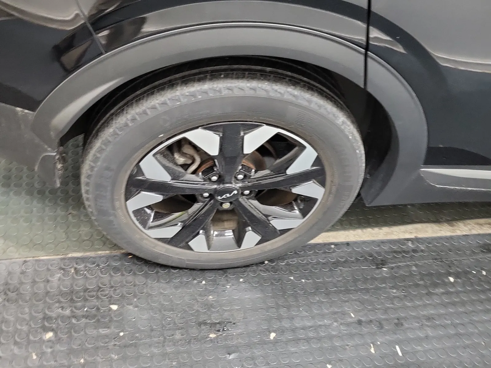 Right Rear Wheel/Tire Photo