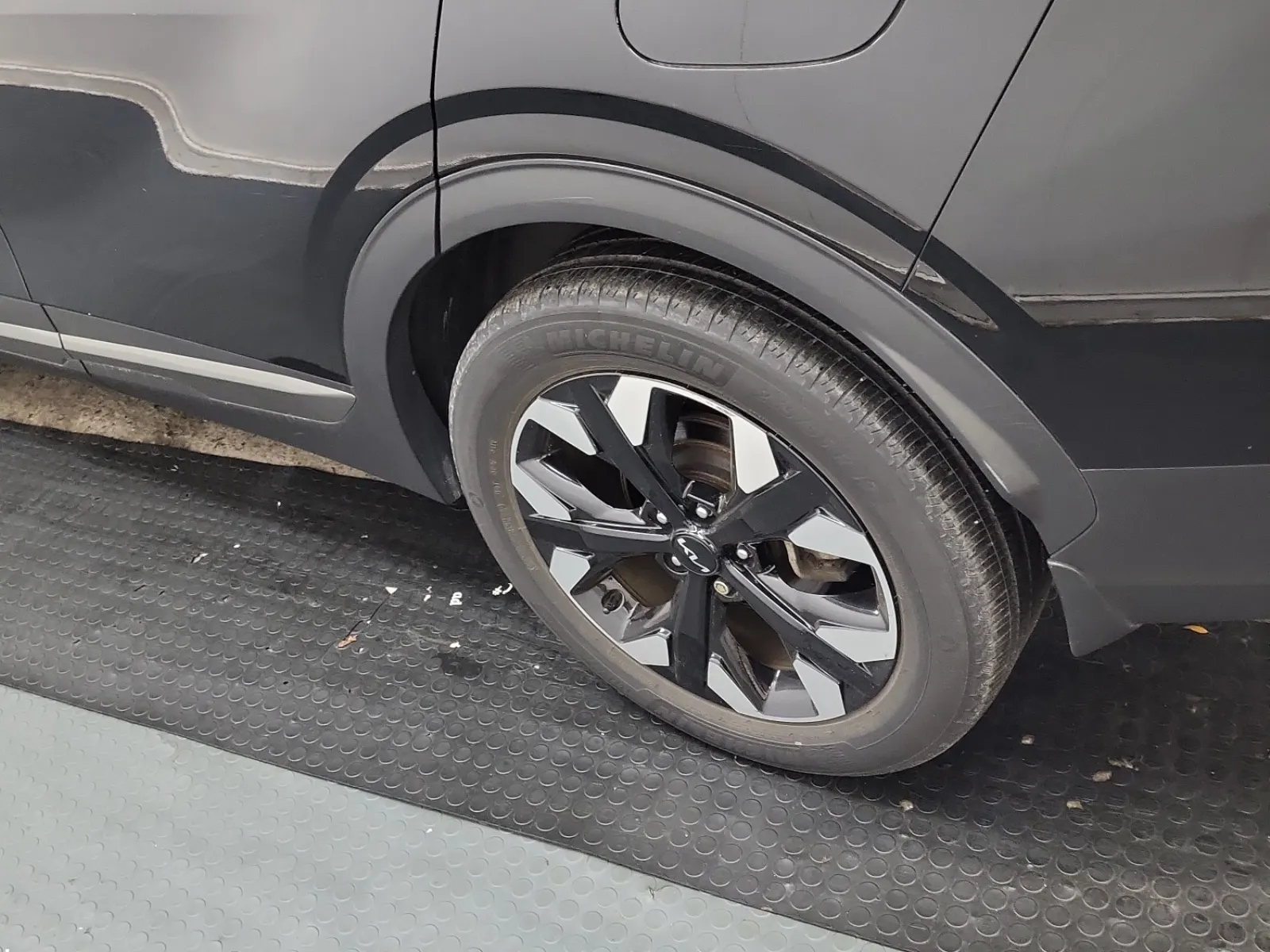 Left Rear Wheel/Tire Photo