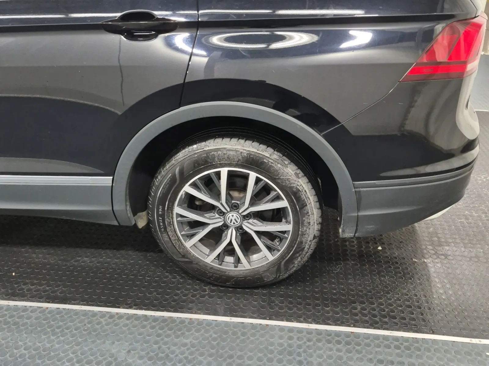 Left Rear Wheel/Tire Photo