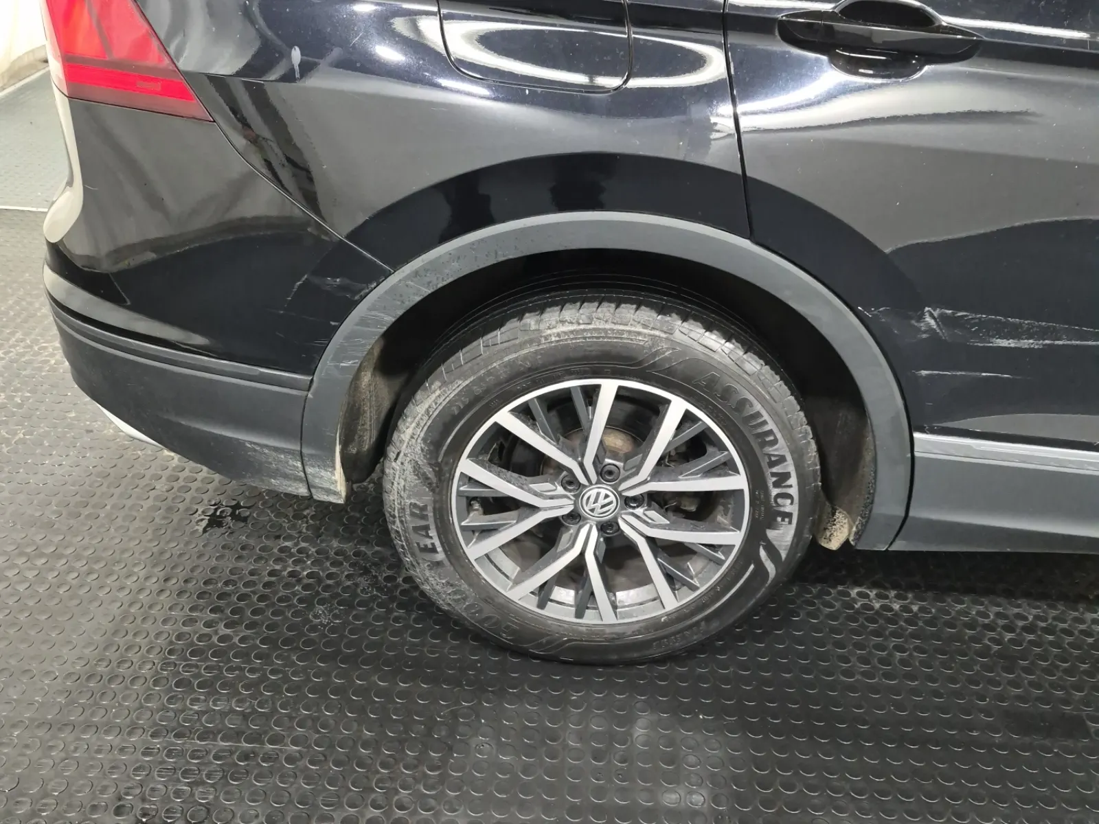 Right Rear Wheel/Tire Photo