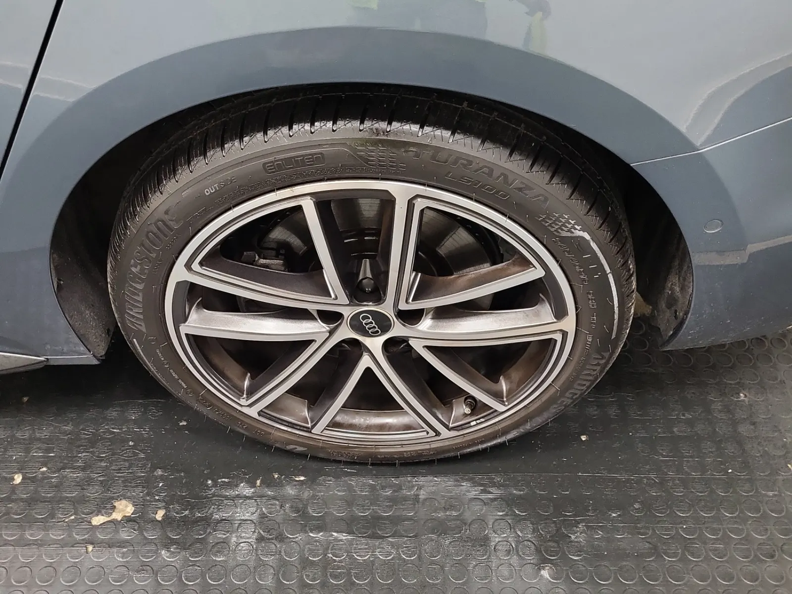 Left Rear Wheel/Tire Photo