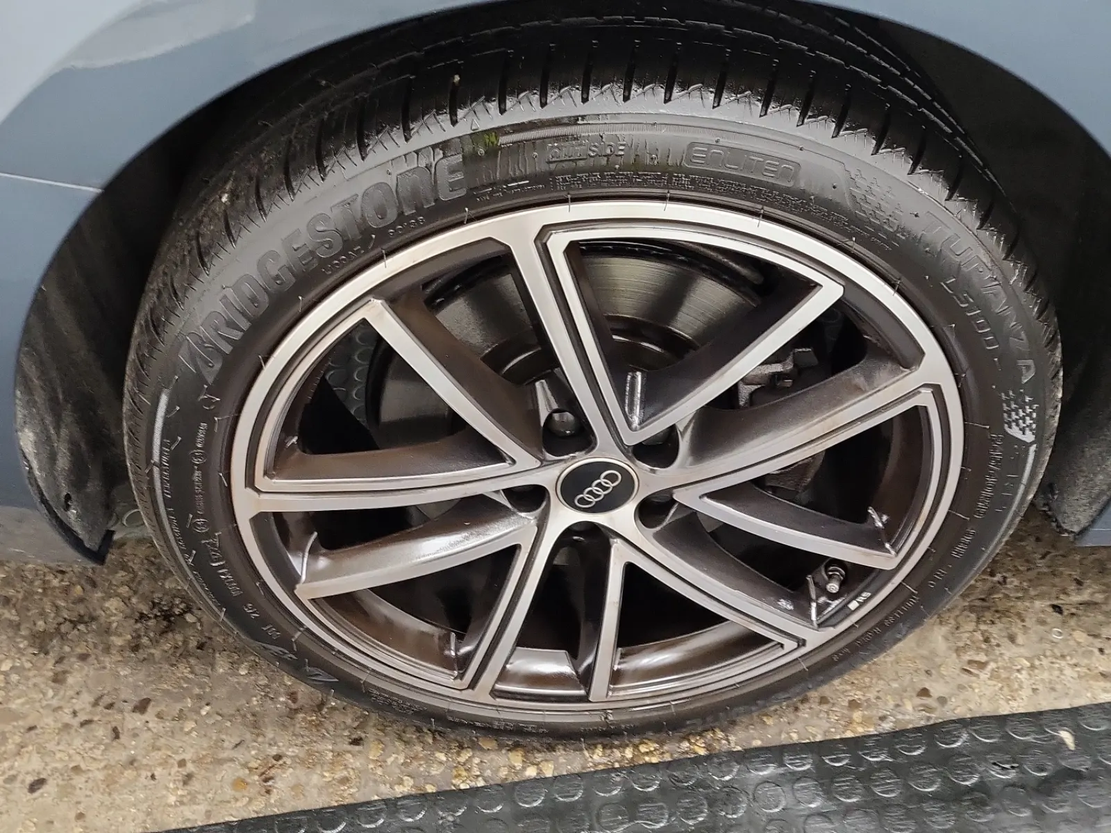Right Rear Wheel/Tire Photo