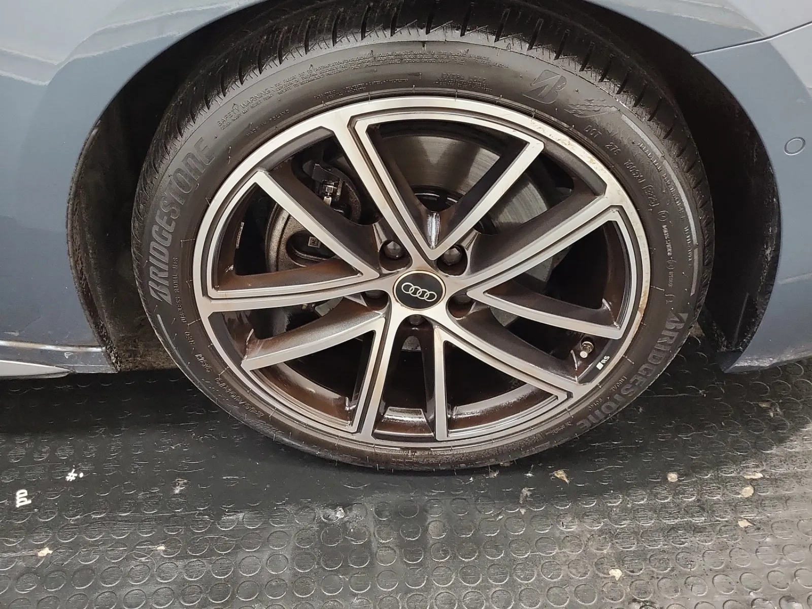 Right Front Wheel/Tire Photo