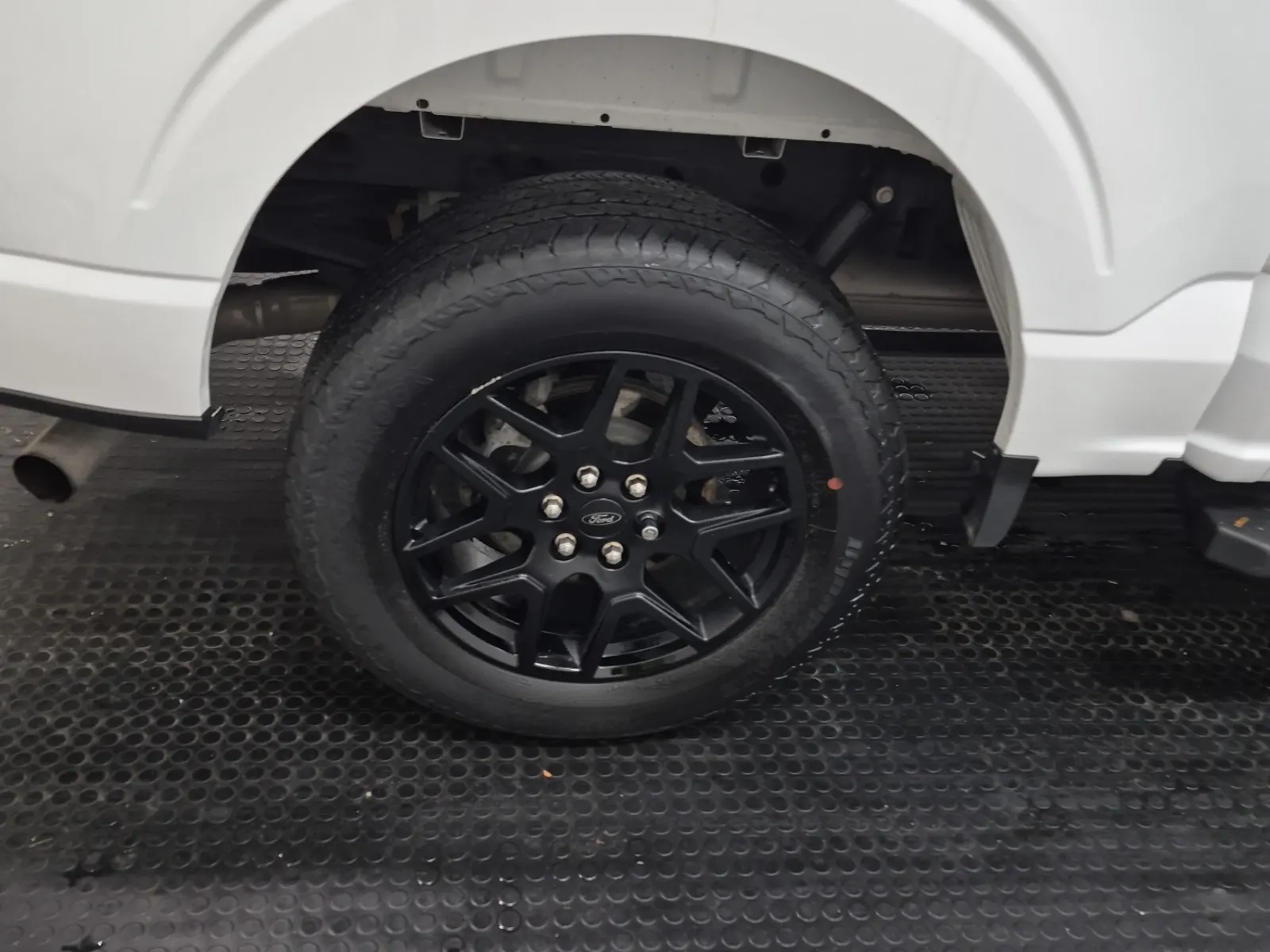 Right Rear Wheel/Tire Photo